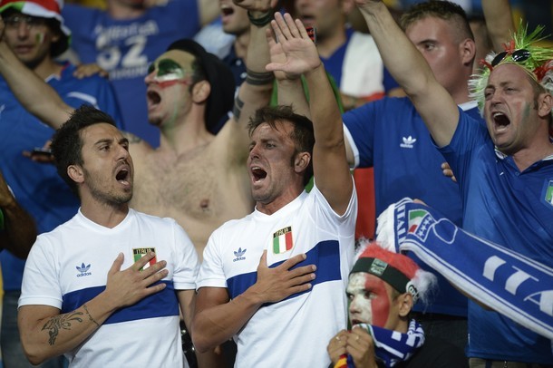 CDĐ Italia hát quốc ca, trận đấu bắt đầu.